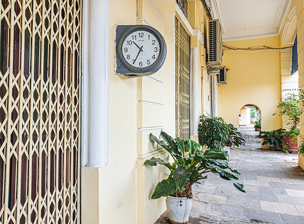 Chiếc đồng hồ cổ hơn 100 năm, được gắn phía ngoài cửa phòng đợi, tiễn khách ra ga đi tàu