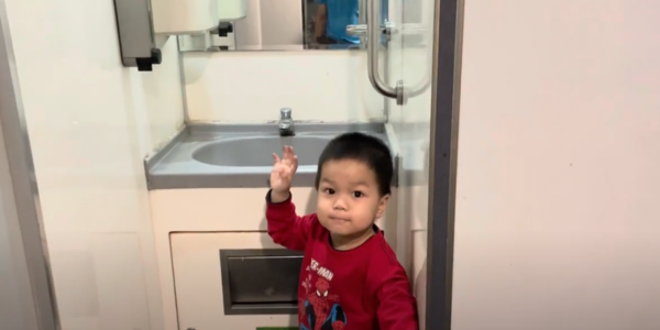 Khu vực vệ sinh trên tàu SE6 Đà Nẵng Hà Nội rất sạch sẽ, có bồn rửa mặt, máy sấy tay