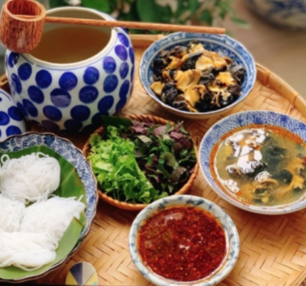 Giữa lòng Hà Nội thu sang, một bát bún ốc nguội mộc mạc mà tinh tế, như gói cả hồn phố cổ trong vị chua thanh và hương thơm dìu dịu.