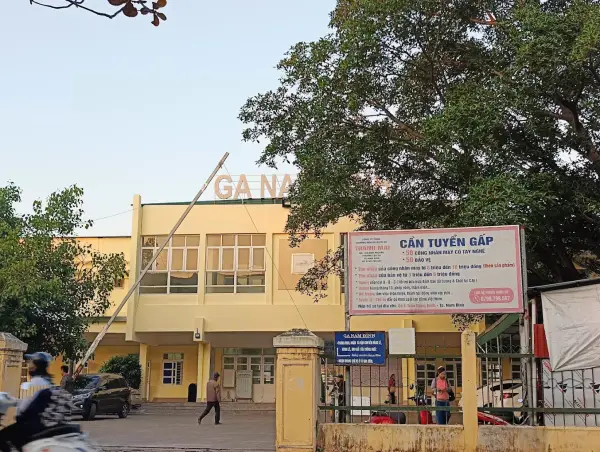 Ga Nam Định hiện ra sau hành trình dài tàu SE8 Sài Gòn Nam Định