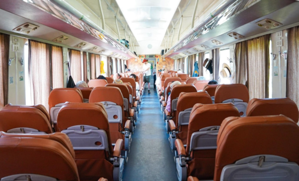 Ghế ngồi mềm trên tàu 5 sao Huế Đà Nẵng được bọc da sang trọng, có thể ngả lưng. 