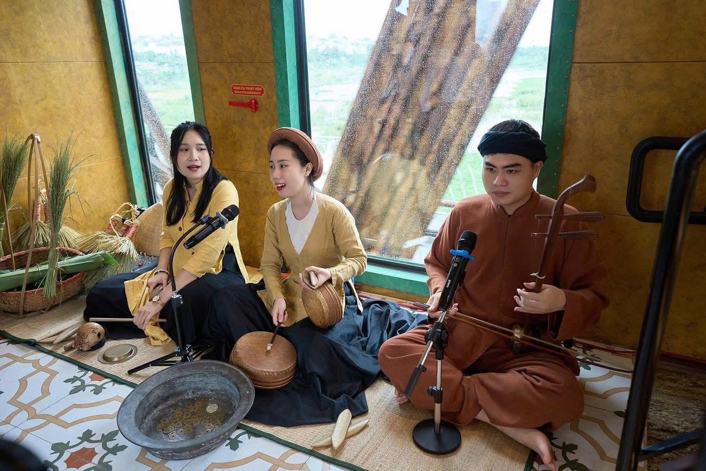 Thưởng thức văn nghệ trên tàu 5 cửa Ô