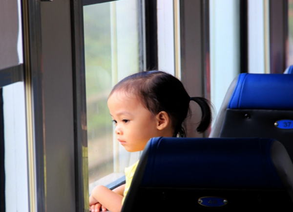 Trong đôi mắt trong veo của trẻ thơ, mỗi chuyến đi tàu đều hóa thành một cuộc phiêu lưu kỳ thú
