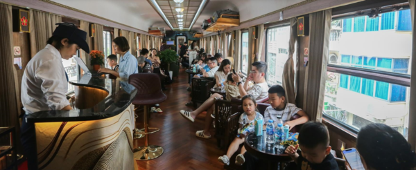 Không ít phụ huynh lựa chọn vé tàu Hoa Phượng Đỏ cho trẻ em. Vì mức giá ưu đãi hợp lý, trong khi con vẫn được trải nghiệm chuyến đi tiện nghi và an toàn