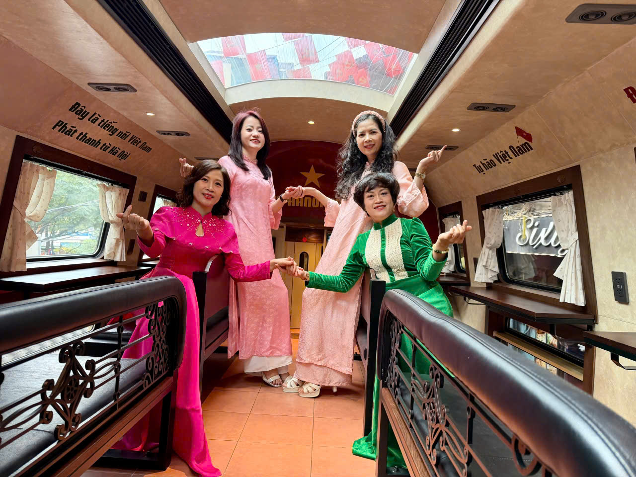 Ảnh Đẹp Khách Đi tàu 5 Cửa Ô