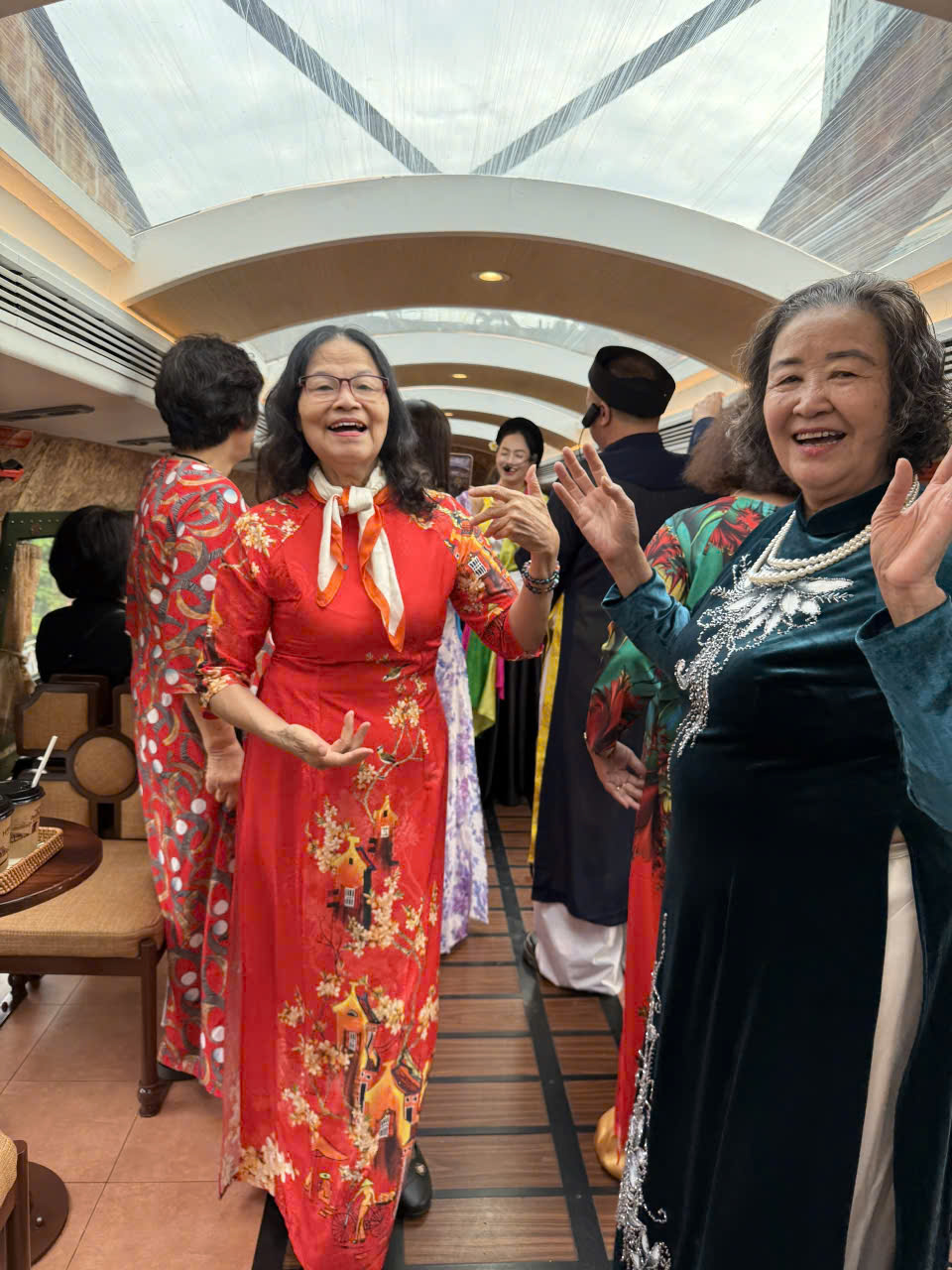 Giao lưu, biểu diễn văn nghệ bên trong Toa Ô Đống Mác