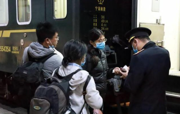 Đi tàu Hà Nội – Nam Ninh, thủ tục nhanh gọn và luôn có nhân viên hướng dẫn tận tình, chu đáo.