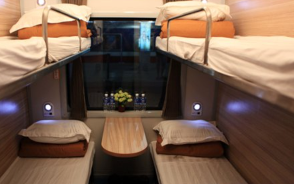 Khoang giường nằm mềm trên tàu Hà Nội - Nam Ninh gồm 4 giường xếp 2 tầng. Thiết kế riêng tư với cửa trượt kín đáo, trang bị tiện nghi, ấm cúng.