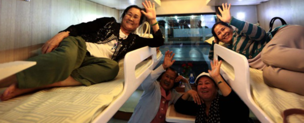 Không gian trên tàu phù hợp với nhóm bạn hoặc gia đình nhỏ. Hành khách có thể đọc sách, nghe nhạc hoặc trò chuyện với nhau trước khi ngủ. Tàu rời ga Gia Lâm, từng nhịp lăn bánh đều đều, đưa bạn từ từ vào giấc ngủ.