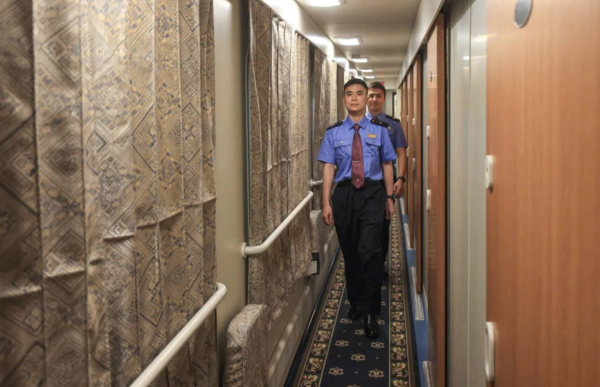 Hành trình tàu hỏa Hà Nội – Nam Ninh với giường nằm mềm mang đến trải nghiệm thoải mái và đáng giá. An ninh đảm bảo, nhân viên tuần tra thường xuyên, tạo cảm giác yên tâm suốt chuyến đi.