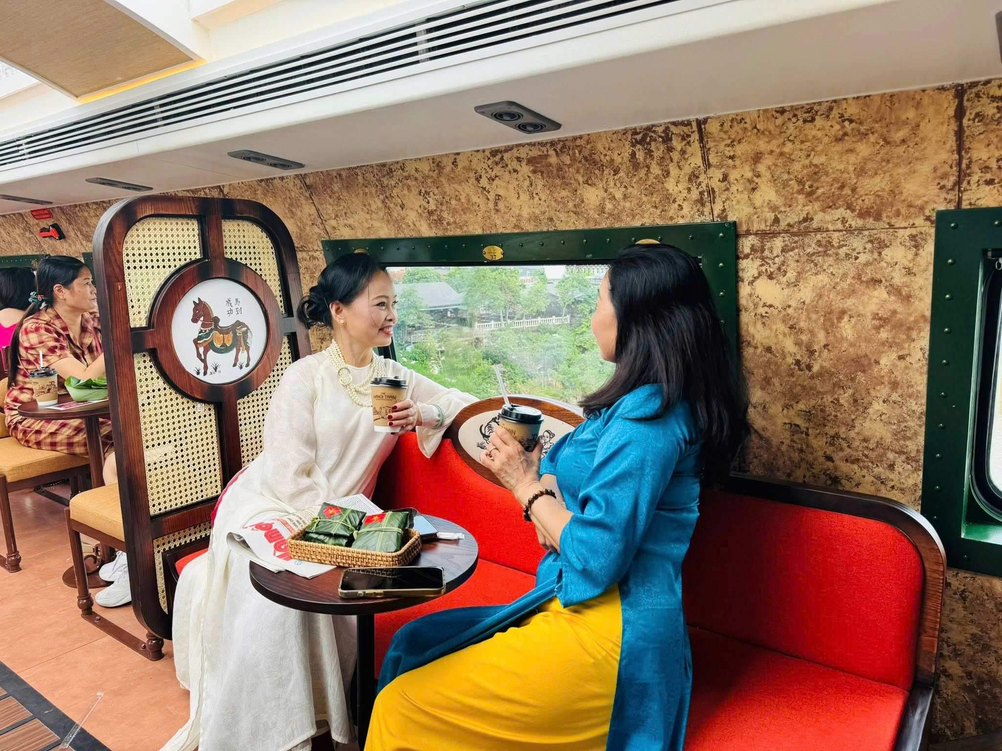 Đi tàu 5 Cửa Ô vào mùa xuân