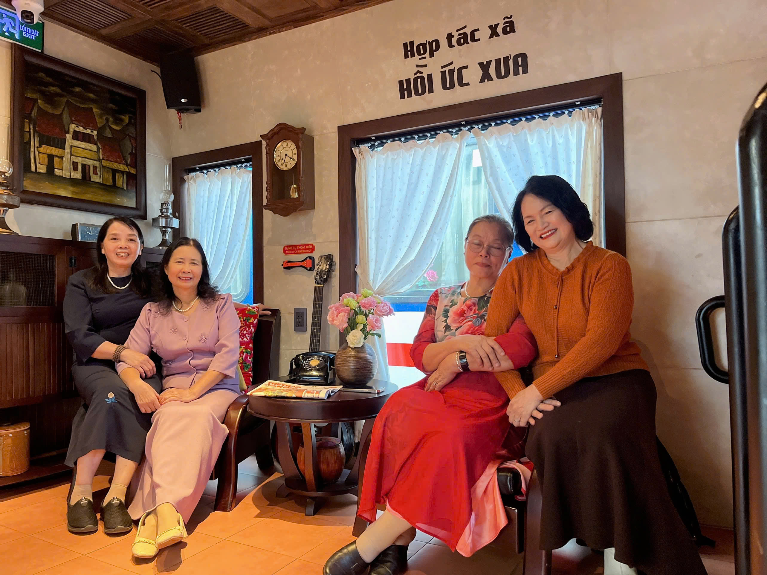 Khách chụp ảnh lưu niệm trên tàu 5 cửa ô