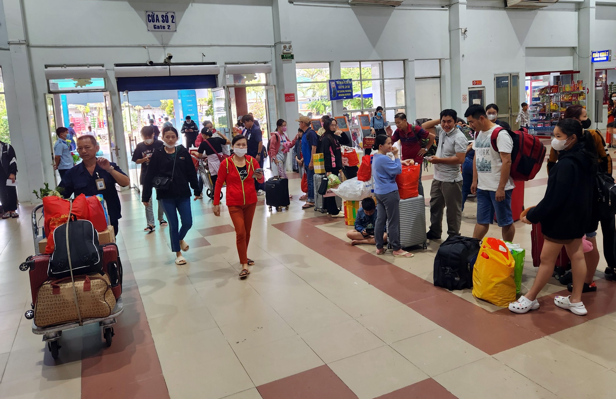 Nhà ga thường đông hơn vào những ngày cao điểm Tết, vì vậy hành khách nên đến sớm để có thời gian kiểm tra vé và tìm khu vực lên tàu