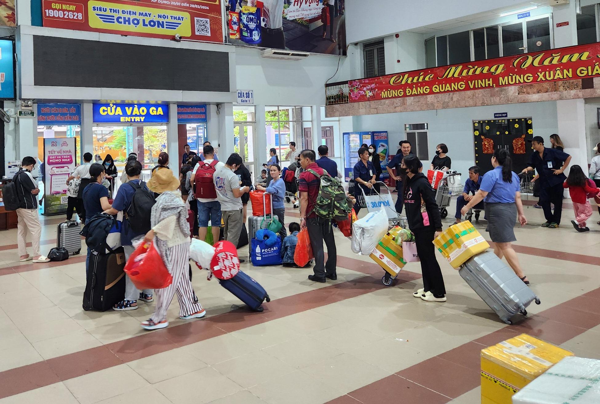 Dịp Tết, hành khách nên có mặt tại ga trước giờ tàu chạy khoảng 1 tiếng vì ga tàu vào ngày Tết rất đông khách