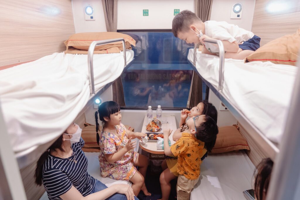 Kiểm tra kỹ hành trình, vị trí chỗ và thông tin hành khách trước khi mua vé tàu Tết 2027